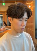 自然な毛流れでラフにキマるセンターパート×フェザーパーマ