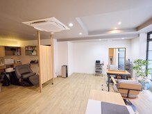 アニュウ(A’new)の雰囲気（店内は広々として落ち着く空間づくりを心がけております。）