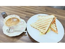 バトラーズグレイス(Butler's Grece)の雰囲気（入り口はカフェ…勿論、サロン内でもお召し上がりいただけます♪）
