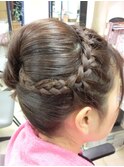 ショートヘアーの編み込みアップ