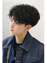 ネイビー(NAVY)&nbsp;サイドシルエットが◯前下がり×スパイラルパーマ　韓国マッシュ