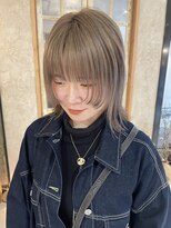 フー(fue’)&nbsp;顔まわりレイヤーカット×ハイトーンベージュ