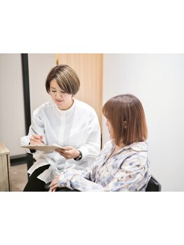 kaminowaは半個室のマンツーマンサロン。大人ならではの髪質や白髪のお悩みも相談しやすい空間です。