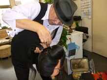 総合美容室トチタニの雰囲気（かつらで日本髪結い上げ中。日本の髪文化、）