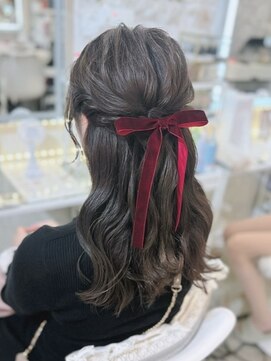 アトリエビューティーアミュ(atelier beauty AmU) お呼ばれ 推し活 量産型 ゆるふわハーフアップ×ベロアリボン