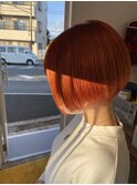 ショートボブ×ビビットオレンジ
