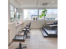 カラ ヘアーサロン(Kala Hair Salon)の雰囲気（日当たり良く気持ちいい店内★リラックス夢シャンプーも♪）