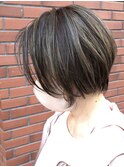 前下がりショート×白髪生かしコントラストハイライトカラー