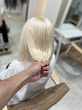 カリーナ(CARINA) ホワイトブロンド/ハイトーンカラー