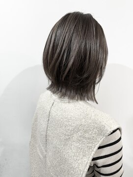 リム(Lim) グレージュカラーの暗髪ボブ