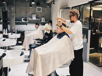 フランクスバーバーザスタンド(Frank’s barber the stand)の写真/平日22時迄ビールと共に*美容室が創るメンズカット×メンズパーマ[飯田橋駅/men's/フェードカット/学割U24]