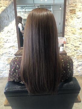 ジュエ (jouer) 大人ロング大人セミロングアッシュカラーツヤ髪カーキベージュ