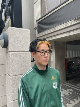 ウェルネス(Wellness) スパイラルパーマ、スキンフェード、ブリーチ