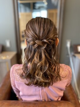 ロアナ 六本木(LOANA ROPPONGI) 編み込みハーフアップスタイル♪