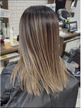 アミーゴ(AMIGO) 伸びても気にならないナチュラルバレイヤージュカラー