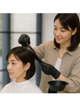 薬剤を頭皮にはつけない”ゼロテク”で、カラーによるヒリつきや痒みを抑えます。