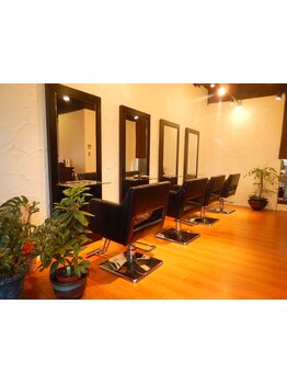 温かな接客と人柄に惹かれて通うファン多数♪落ち着いた空間で扱いやすい再現性の高いスタイルを叶えます。