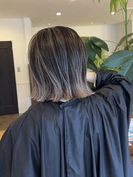 ゼウス(Zeus.) 海外ヘアーハッシュカットレイヤーカットハイライトカラー