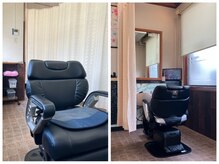 シマ理容の雰囲気（女性のお顔そりはカーテンで仕切った半個室で行ないます♪）