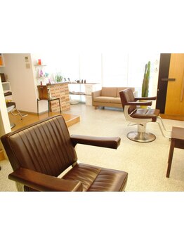 カウンセリングから仕上げまで、すべて一人のスタイリストが担当。髪の悩みに寄り添う丁寧な施術が魅力。