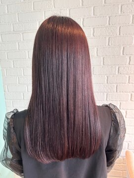 サロン デュッカ(Salon Duka) シックなボルドー