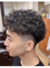 《ラフパーマ+アクティブショート》毛先で遊びフェードで締める爽やかメンズショート