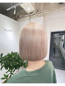 アルマバイロサ(ALMA by ROSA) 柔らかいハイトーンミルクティーボブ/担当:RENTA