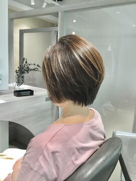 オナー(honor) 20代30代大人可愛い前下がりストレート大人ボブハイライト