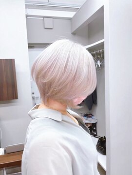 エミーバイモアムー(Emmie byMoremuu) 【アイリ】ホワイトカラー