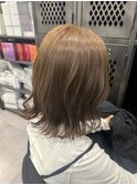 ナチュラルベージュ艶カラー小顔レイヤーカットゆるふわボブ
