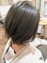 カーラヘアー(carla hair) グレーカラー、ショートボブ