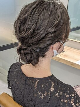 セイル(Sail) 抜け感シニヨンアレンジ