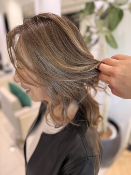 顔まわりに白髪がおおくても2ヶ月に1度のメンテナンスでOK