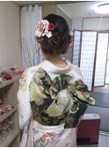 ふんわりサイドシニヨン(すずめ屋のレンタル高級振袖F-11)