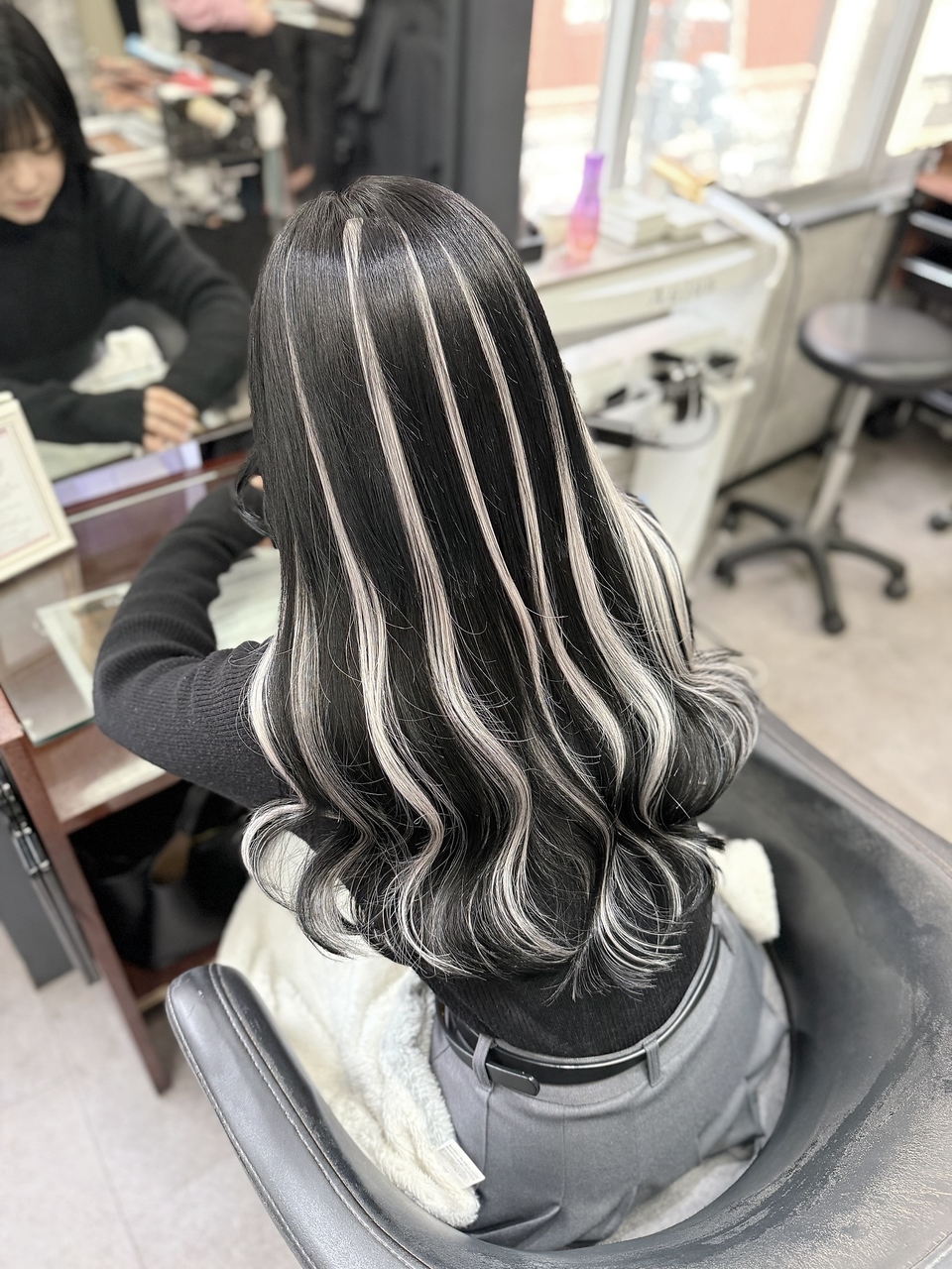 【TOMO】ハイライトエクステ×暗髪