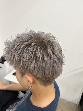 クローズ(cross-z) 感×ツーブロック×ブリーチ×シルバー×ベージュ×刈り上げ