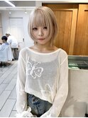 ホワイトブロンド　ウルフカット　ダブルカラー　ケアブリーチ