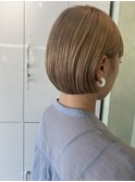 ミニショートボブ×ハイトーンベージュカラー