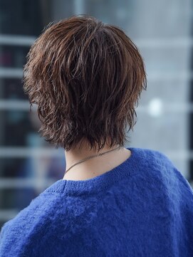 アルファ 新宿(alpha) フェザーパーマ/ブルーブラック/刈り上げセンターパート[新宿]