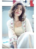グレージュ ひし形シルエット 切りっぱなしボブ エアリー
