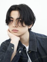 パーマをしっかりかけるのが難しい方には、ナチュラルなセンターパートデザインが◎[銀座/メンズパーマ]