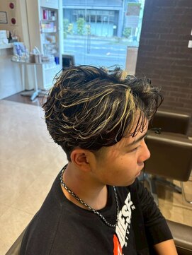 エヌアンドエーコンティ(N&A CONTi) ハイライト×波巻きパーマ/立体感と動きで魅せるメンズスタイル