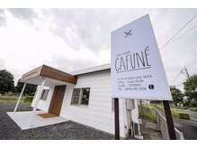 カフネ(CAFUNE)の雰囲気（白い建物と大きい入り口のドアが目印です！太田/太田市/白髪染】）