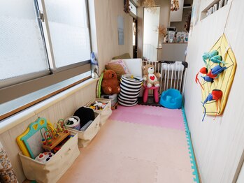 ヘアーメイク アイボリー(Hairmake IVORY)の写真/【個室あり】お子様の様子を見ながら「うるツヤ」体験。ママに嬉しいキッズスペース完備の癒やし空間。