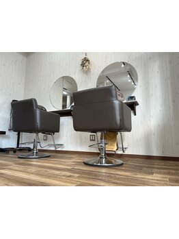 落ち着いたオシャレな雰囲気の店内◎半個室のセット面もあり！リラックスできる空間でサロンタイムを★