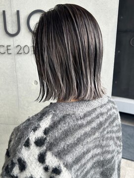 バレイヤージュ　切りっぱなしボブ　シルバーアッシュ　ブリーチ