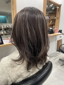 ブリーチハイライト　ミディアムレイヤーカット　大人ガーリー