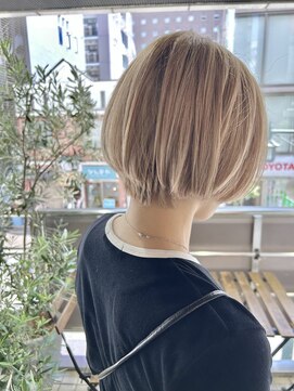 ヘアーアンドメイク ビス(HAIR&MAKE bis) ハイトーン×ショートボブ