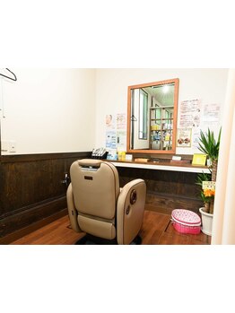 アットホーム＋ウッド調の壁紙で温かみのある店内♪夫婦2人で営業しており、相談しやすい雰囲気です◎