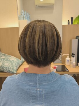 ウイバイファースト(u'i by first) ハイライト×ショートボブ スタイル